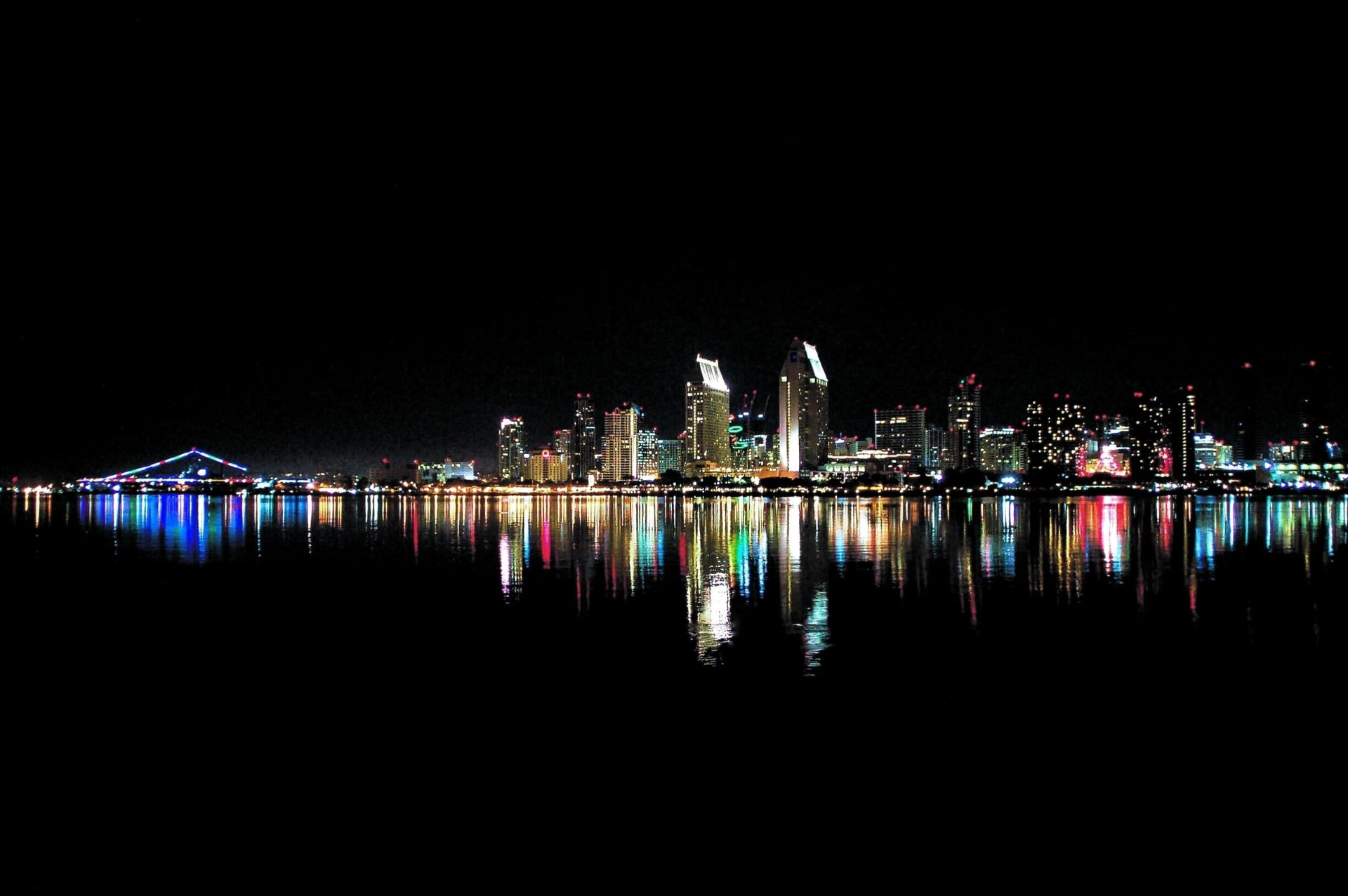 Skyline de San Diego de noche reflejado en el agua