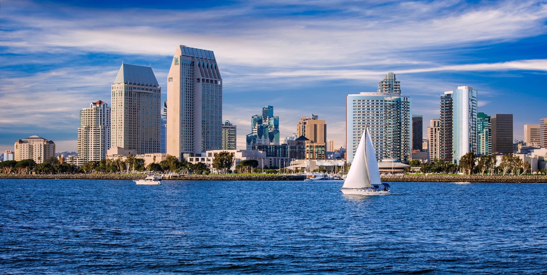 Bahía de San Diego con veleros y el skyline de la ciudad